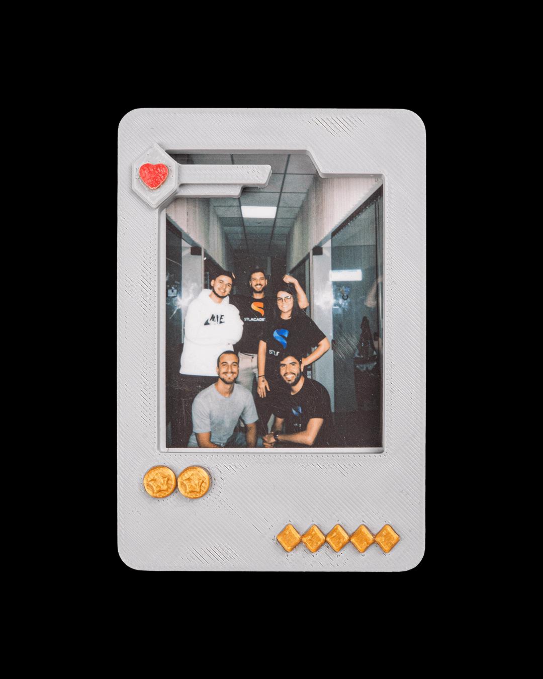 Retro Gaming Card Photo Frame – Magnetic Desk Decor